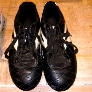 Starter boys/girls soccer cleats/boots/shoes size 5.